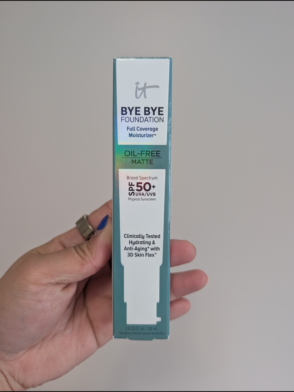 It Cosmetics Bye Bye Foundation Oil-Free Matte SPF 50+ in Medium